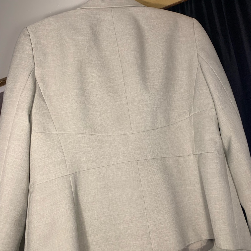 Elegant Women's beig Blazer - Picture 2 of 7